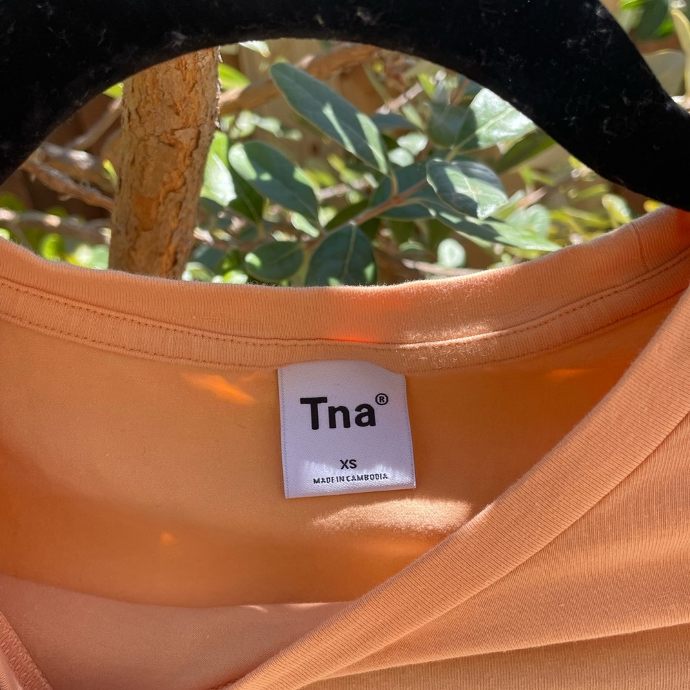 Aritzia TNA crop tshirt - Picture 3 of 3
